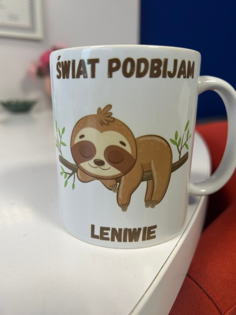 Kubek z leniwcem Świat podbijam leniwie